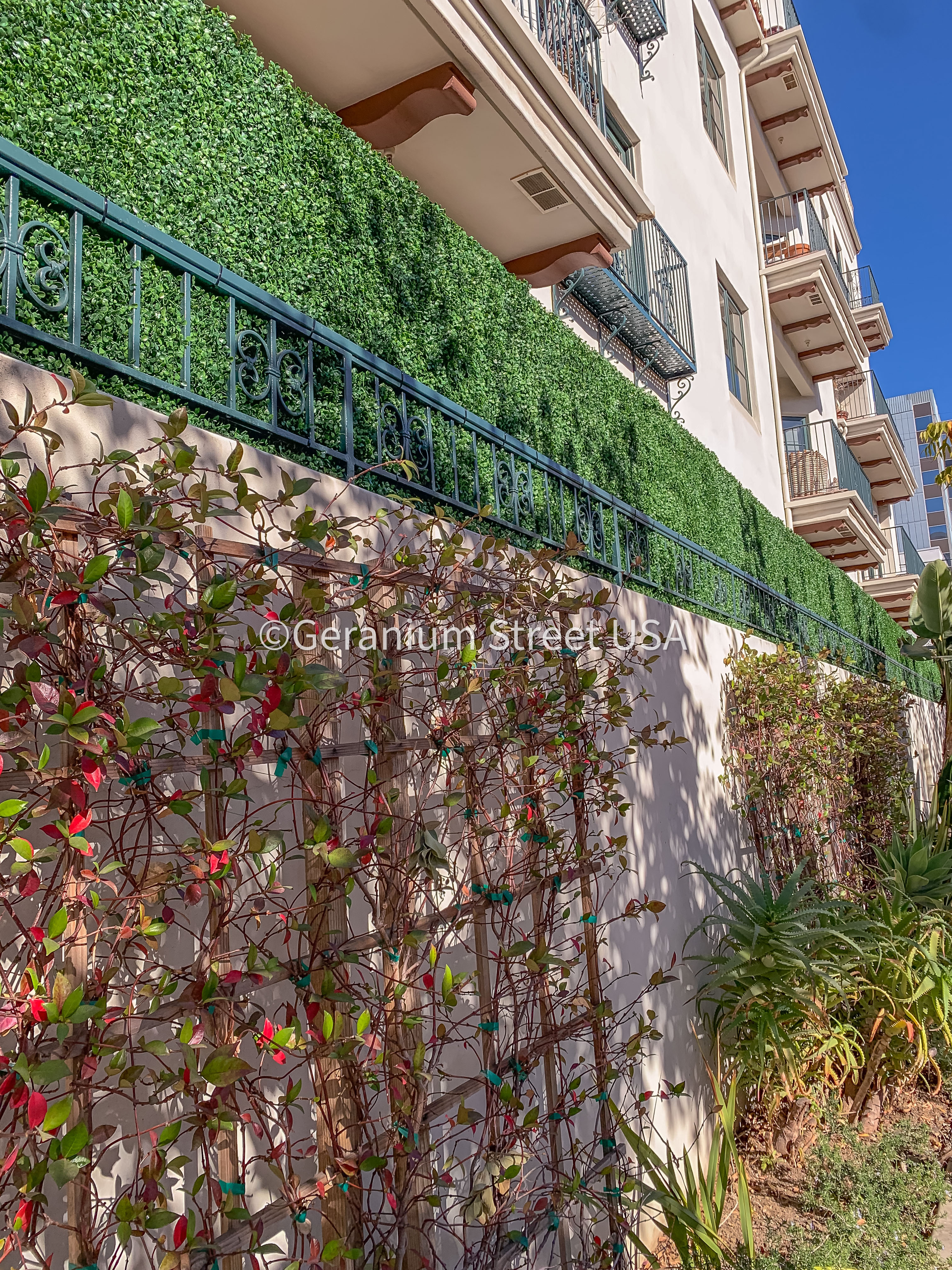 Artificial hedge perimeter installation